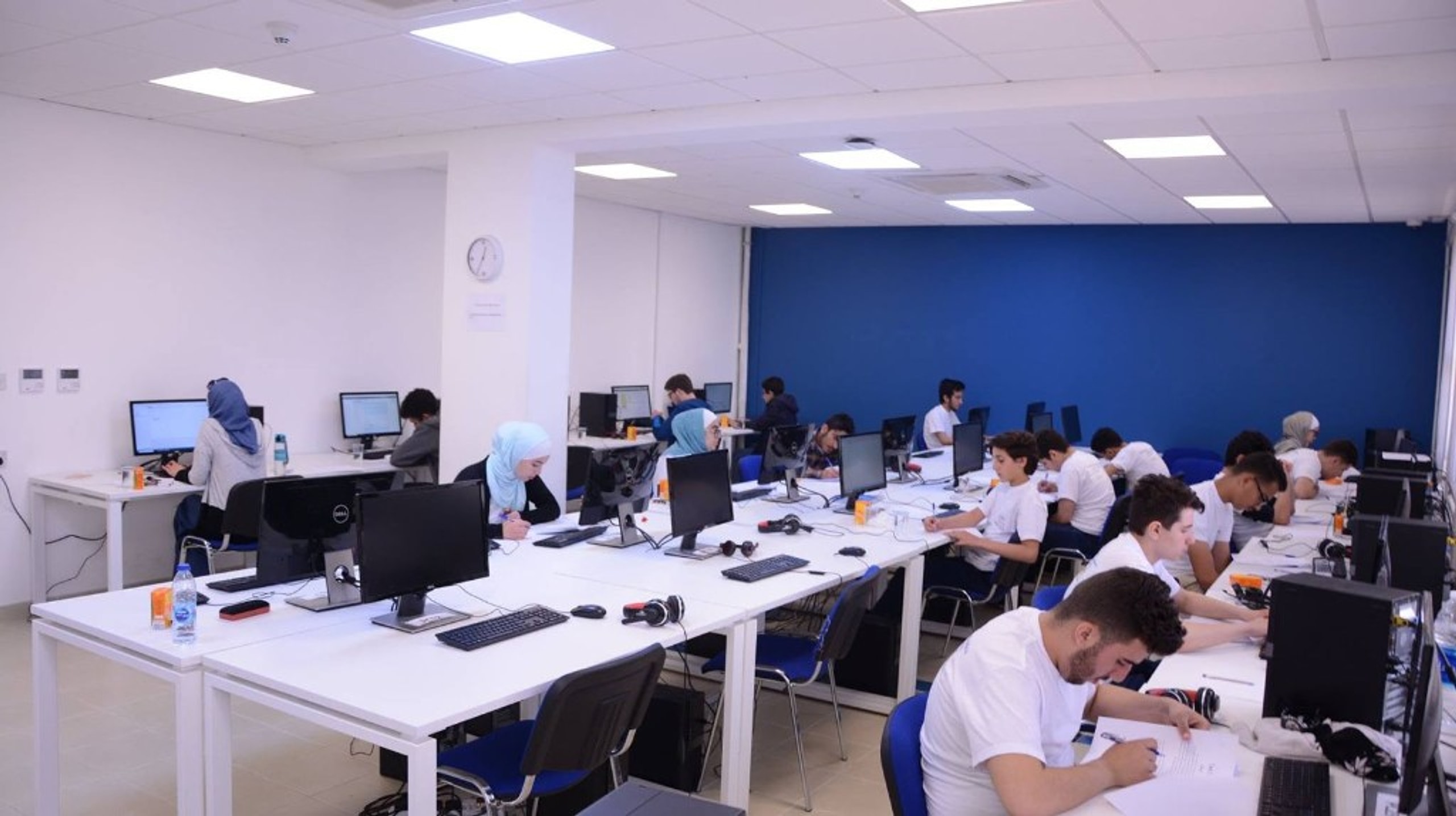 Students programming during a JPA training session